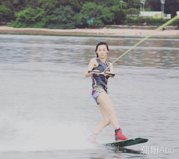 张柏芝怀孕了吗 紧身裤出海冲浪小腹平坦破传闻